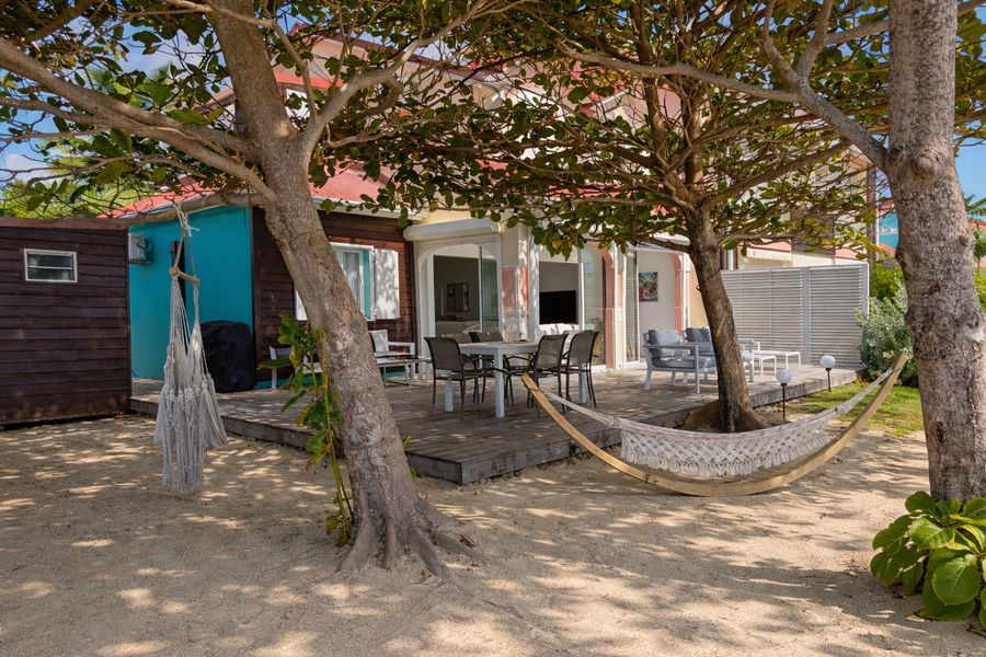 Le jardin de sable de la Villa Crystal Beach, ses amandiers et son hamac