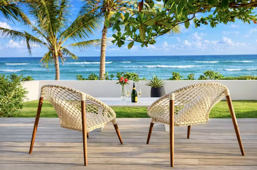 Deux fauteuils en cordage face à la mer des Caraïbes, à la Villa Crystal Beach