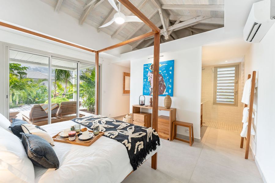 La suite principale et son lit king size, ouverte sur le jardin — Villa Chablis, Saint-François, Guadeloupe