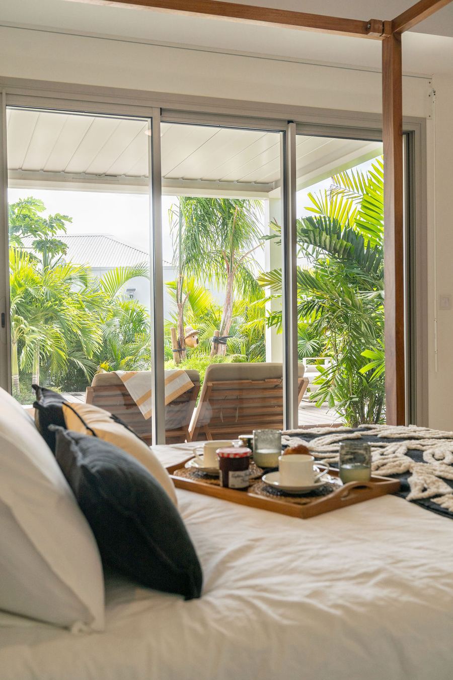 La terrasse privée, vue depuis le lit — Villa Chablis, Saint-François, Guadeloupe