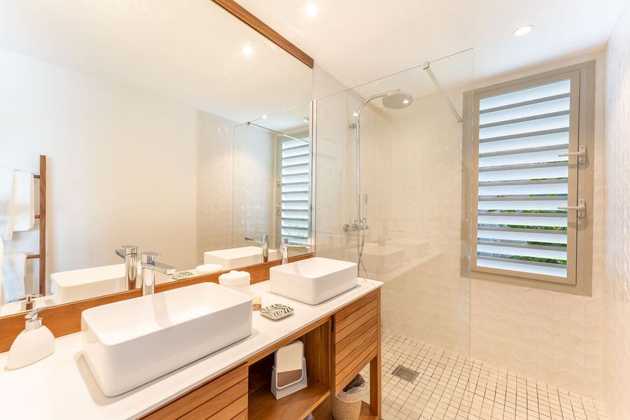 Salle d'eau, double vasque et douche accessible — Villa Chablis, Saint-François, Guadeloupe