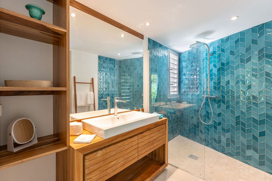 Douche en zellige turquoise — Villa Chablis, Saint-François, Guadeloupe