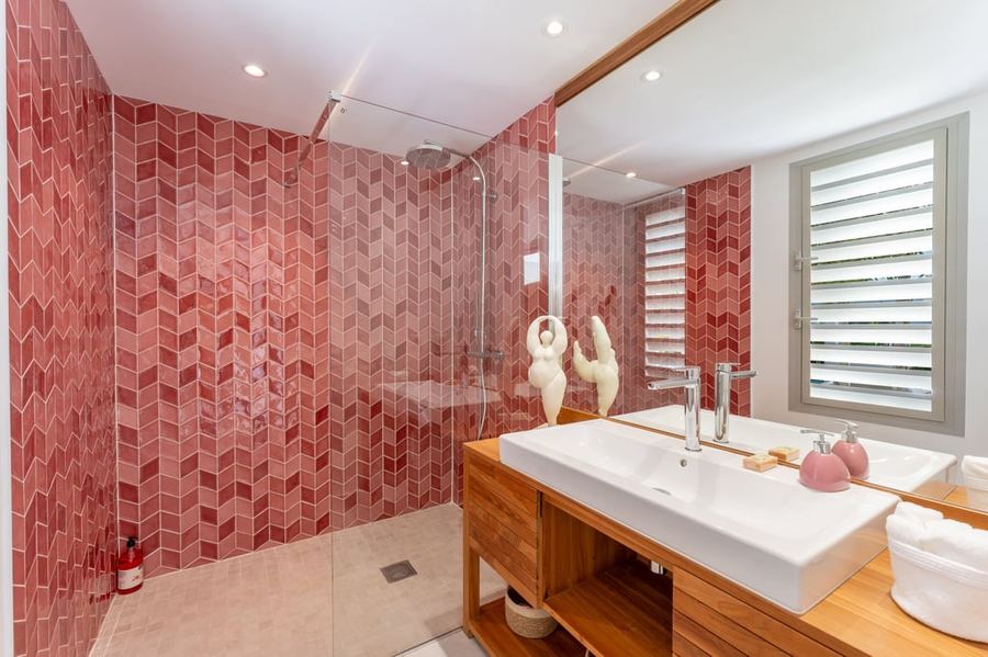 Douche en zellige rouge — Villa Chablis, Saint-François, Guadeloupe