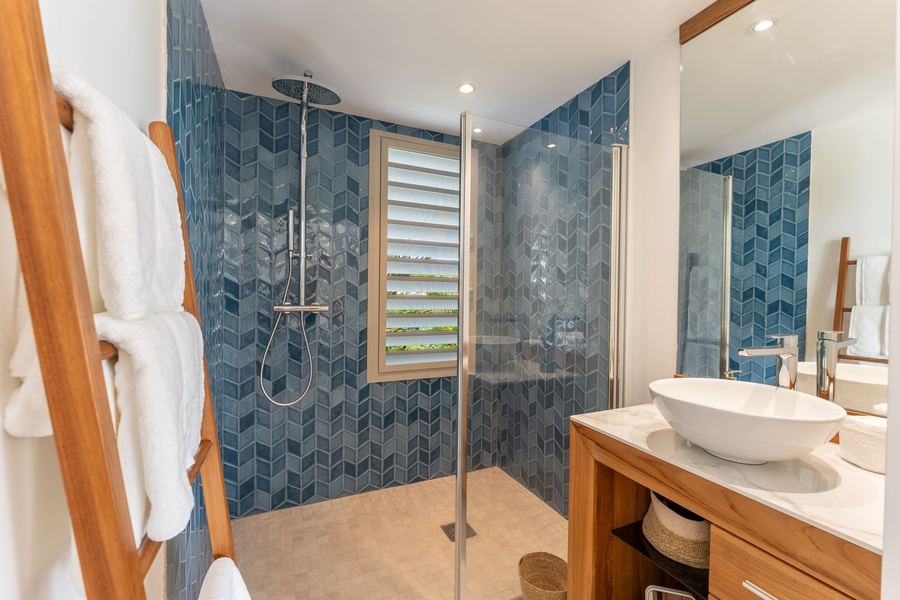 Douche en zellige bleu — Villa Chablis, Saint-François, Guadeloupe