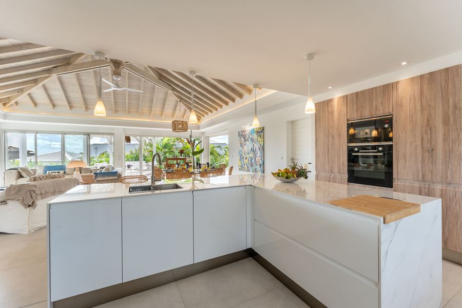 La cuisine ouverte sur le séjour — Villa Chablis, Saint-François, Guadeloupe