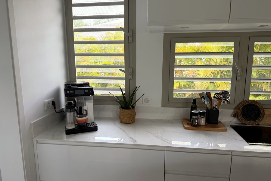 Machine à café premium De'Longhi avec broyeur à grains — Villa Chablis, Saint-François, Guadeloupe