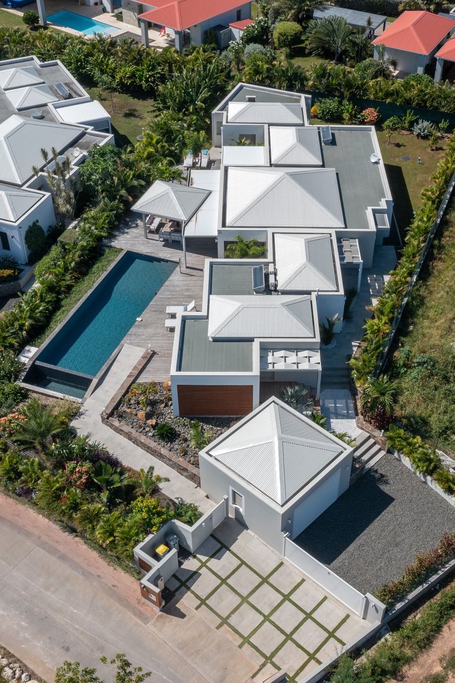 La villa et sa piscine à débordement vues du ciel — Villa Chablis, Saint-François, Guadeloupe