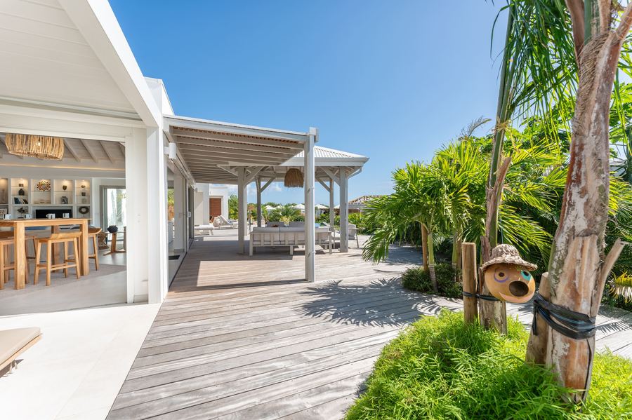 Le deck en bois exotique et le carbet ouvert — Villa Chablis, Saint-François, Guadeloupe