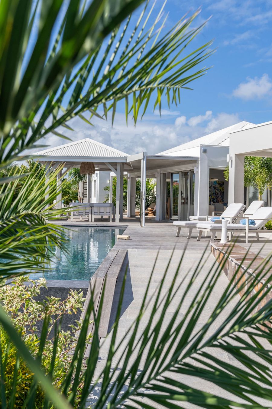 La terrasse aperçue à travers les palmes — Villa Chablis, Saint-François, Guadeloupe