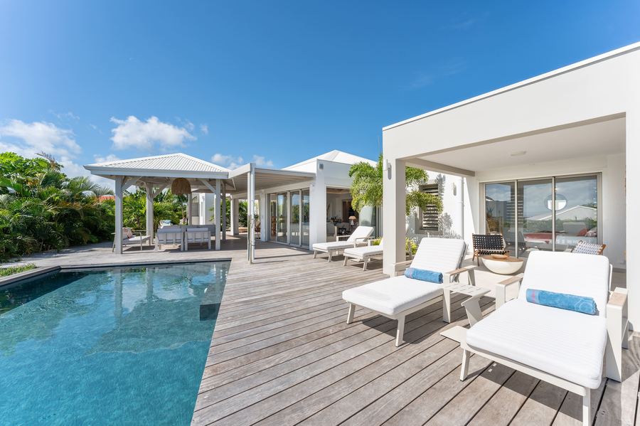 Piscine à débordement, deck en bois et carbet de la Villa Chablis, à Saint-François en Guadeloupe