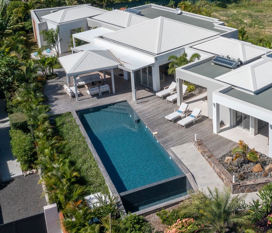 Toitures créoles et terrasses couvertes — Villa Chablis, Saint-François, Guadeloupe