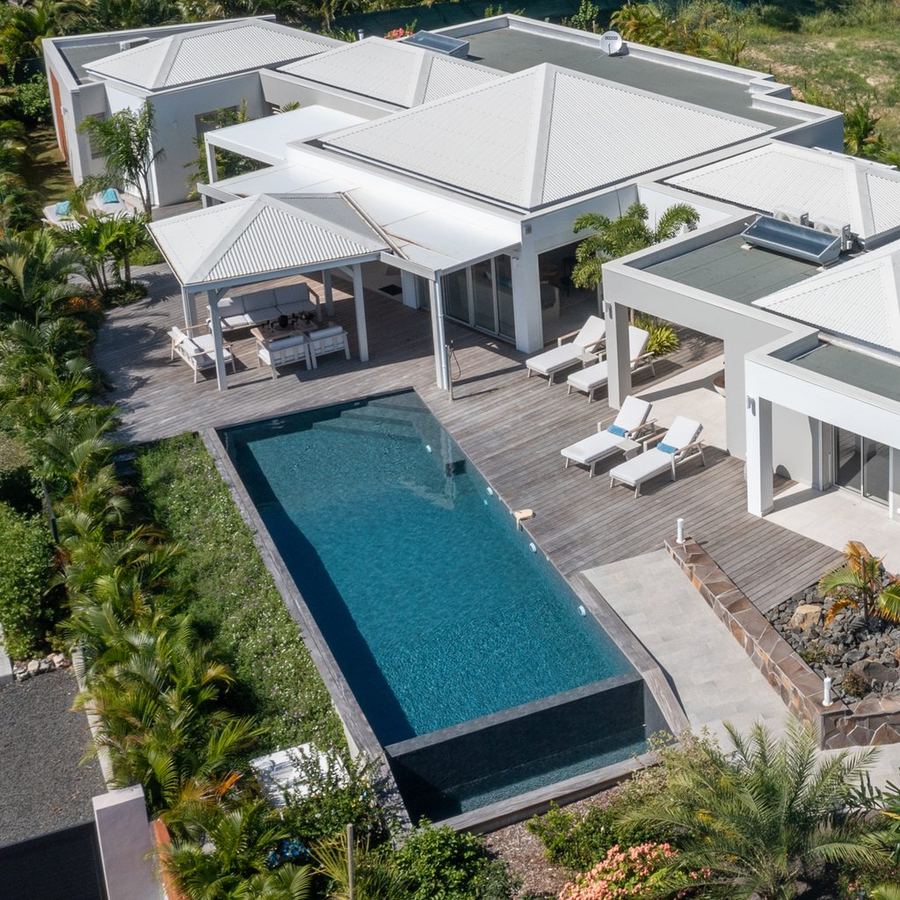 Le bassin à débordement au cœur des terrasses — Villa Chablis, Saint-François, Guadeloupe