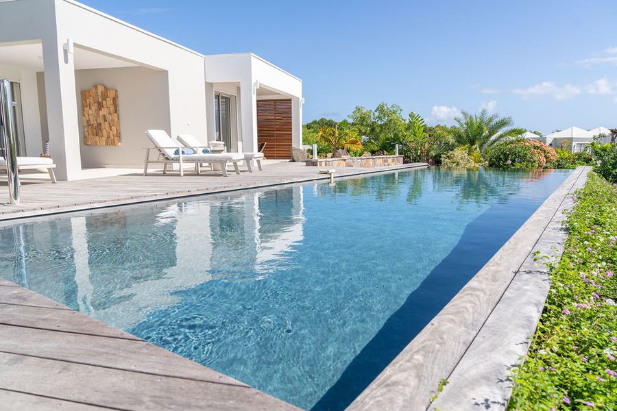 13 mètres de piscine à débordement, bordés du deck — Villa Chablis, Saint-François, Guadeloupe