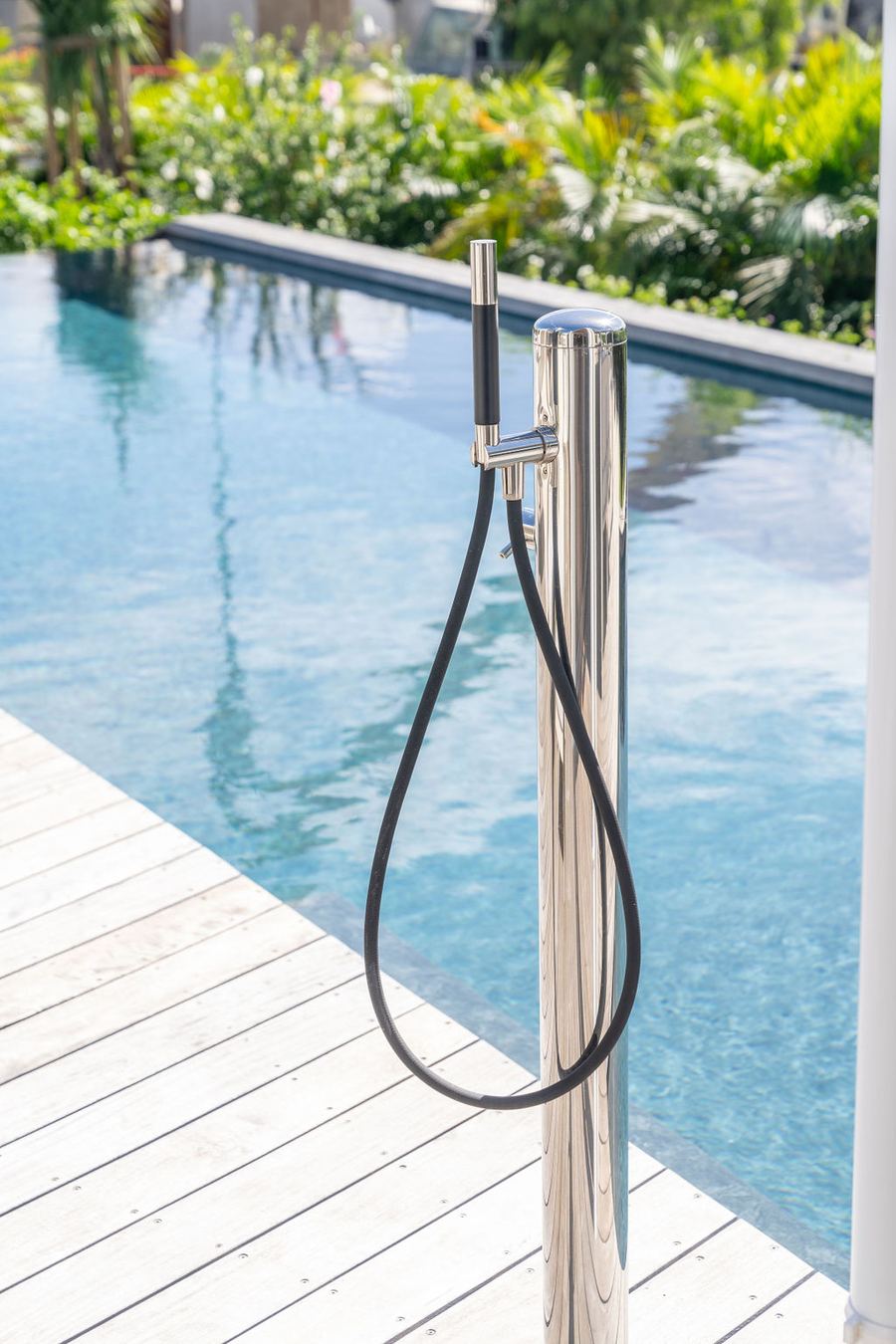 La douche extérieure, au bord du deck — Villa Chablis, Saint-François, Guadeloupe