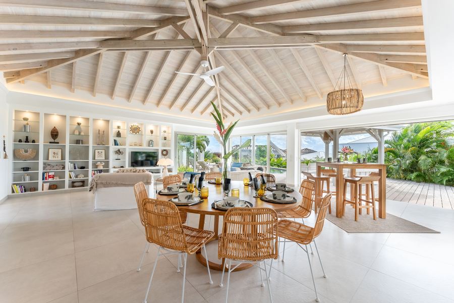 La salle à manger sous la charpente créole — Villa Chablis, Saint-François, Guadeloupe