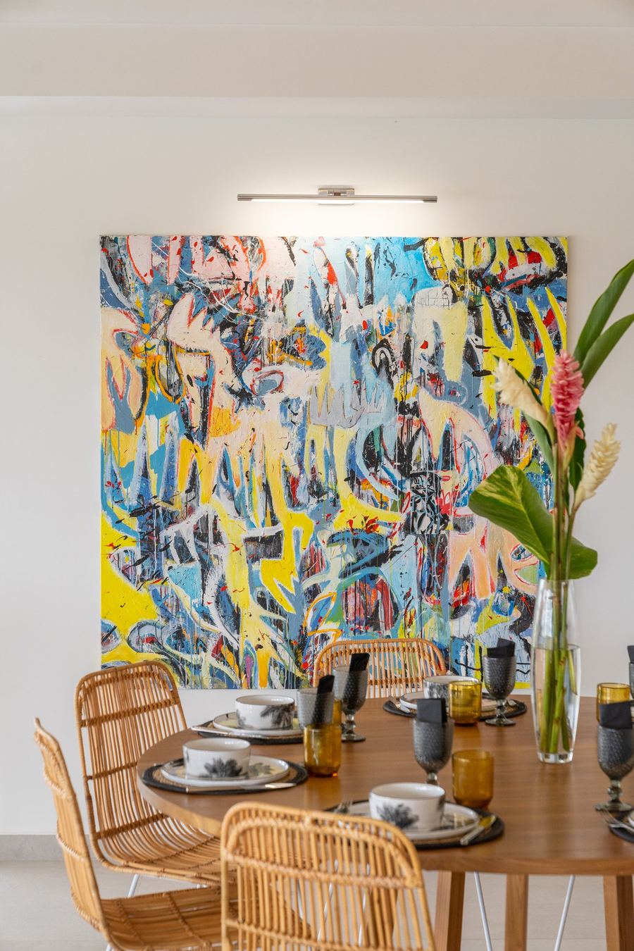Coin repas et toile contemporaine — Villa Chablis, Saint-François, Guadeloupe